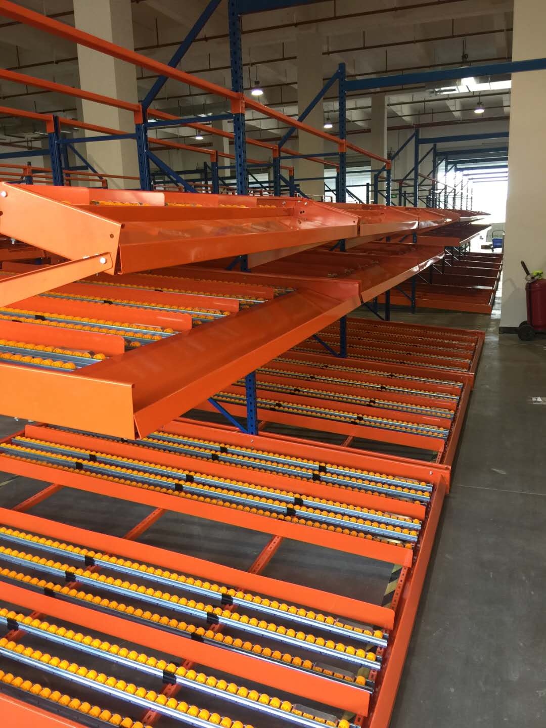 流利式货架安装-物流仓库案例